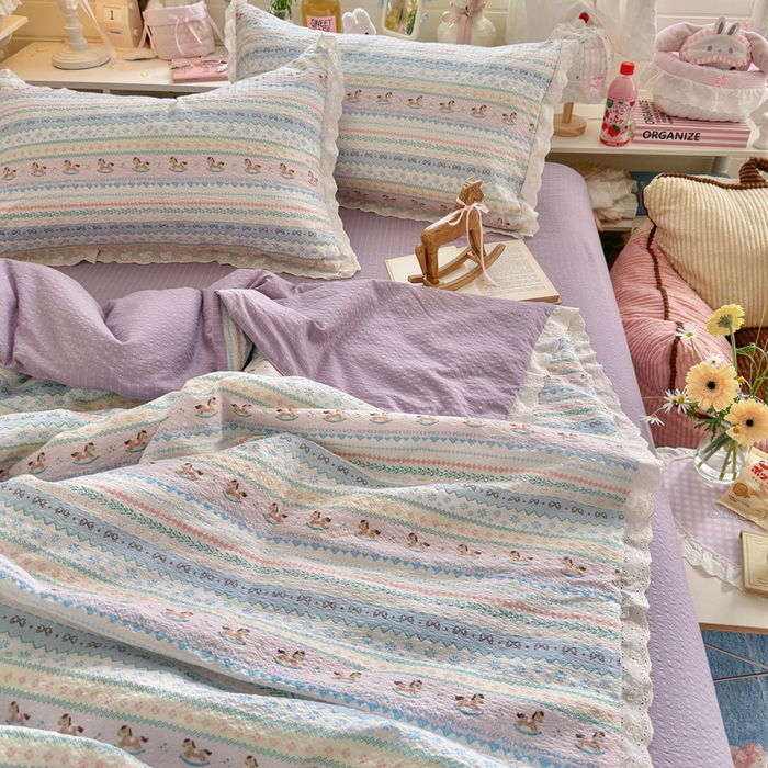 91家纺网 家纺一手货源 找家纺 几禾 2026新款泡芙纱全棉蕾丝花边夏被-花笺系列（甜系花边撞入梦境，软乎乎的质感，治愈所有疲惫） 花笺-甜心木马卷