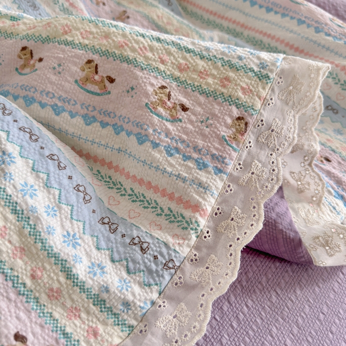 91家纺网 家纺一手货源 找家纺 几禾 2026新款泡芙纱全棉蕾丝花边夏被-花笺系列（甜系花边撞入梦境，软乎乎的质感，治愈所有疲惫） 花笺-甜心木马卷