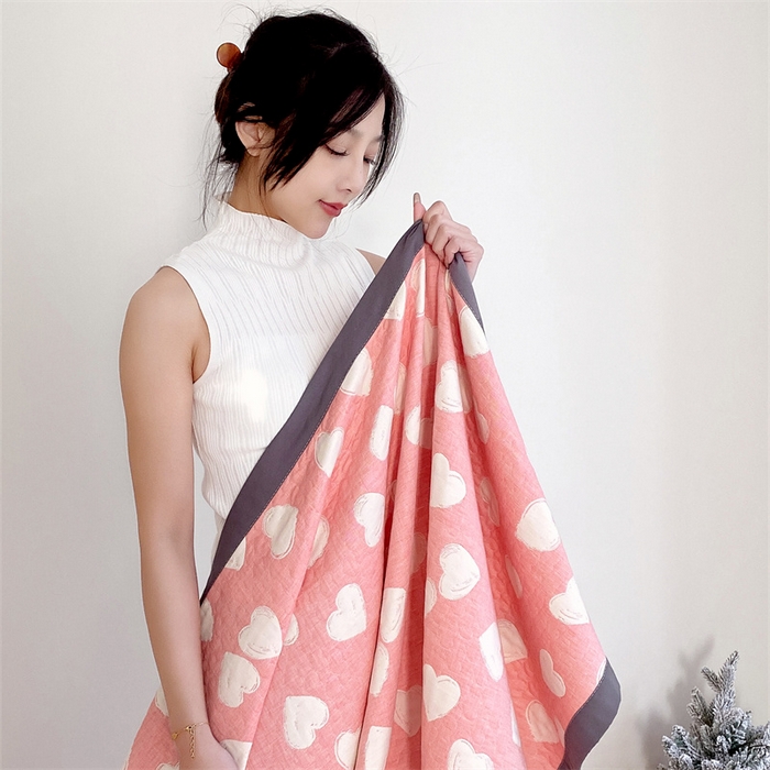 91家纺网 家纺一手货源 找家纺 云天家纺 2026新款A类全棉三层纱多功能毛巾被（盖毯床单夏被） 甜蜜爱心-粉