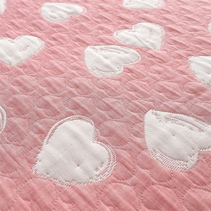 91家纺网 家纺一手货源 找家纺 云天家纺 2026新款A类全棉三层纱多功能毛巾被（盖毯床单夏被） 甜蜜爱心-粉