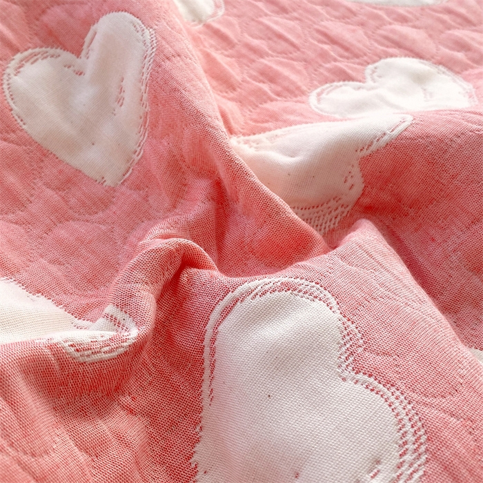 91家纺网 家纺一手货源 找家纺 云天家纺 2026新款A类全棉三层纱多功能毛巾被（盖毯床单夏被） 甜蜜爱心-粉