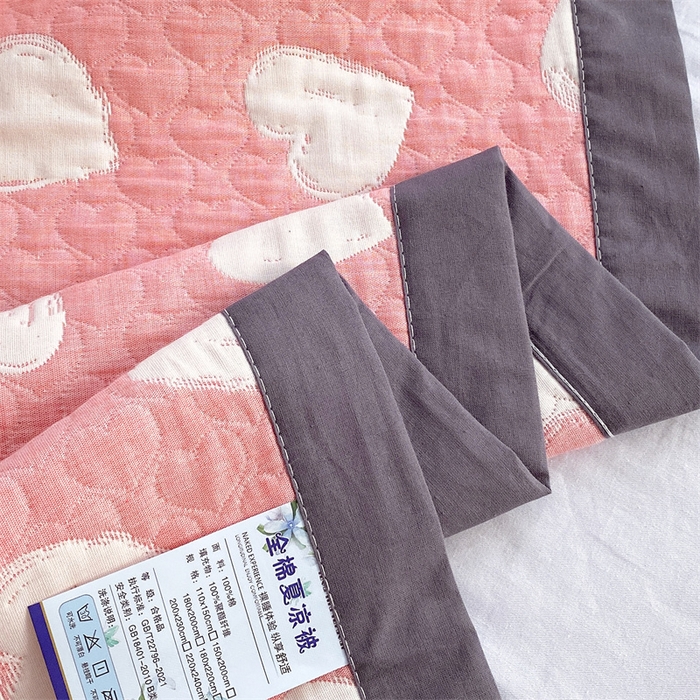 91家纺网 家纺一手货源 找家纺 云天家纺 2026新款A类全棉三层纱多功能毛巾被（盖毯床单夏被） 甜蜜爱心-粉