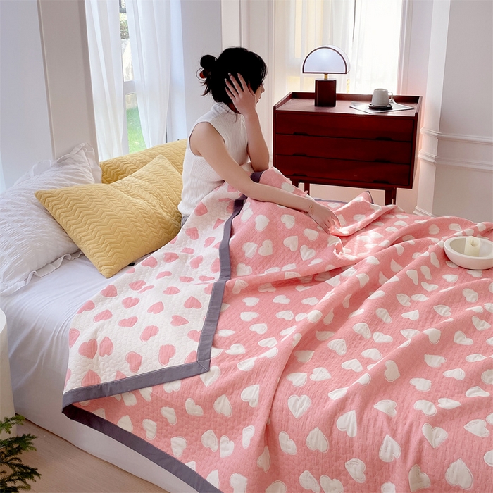 91家纺网 家纺一手货源 找家纺 云天家纺 2026新款A类全棉三层纱多功能毛巾被（盖毯床单夏被） 甜蜜爱心-粉