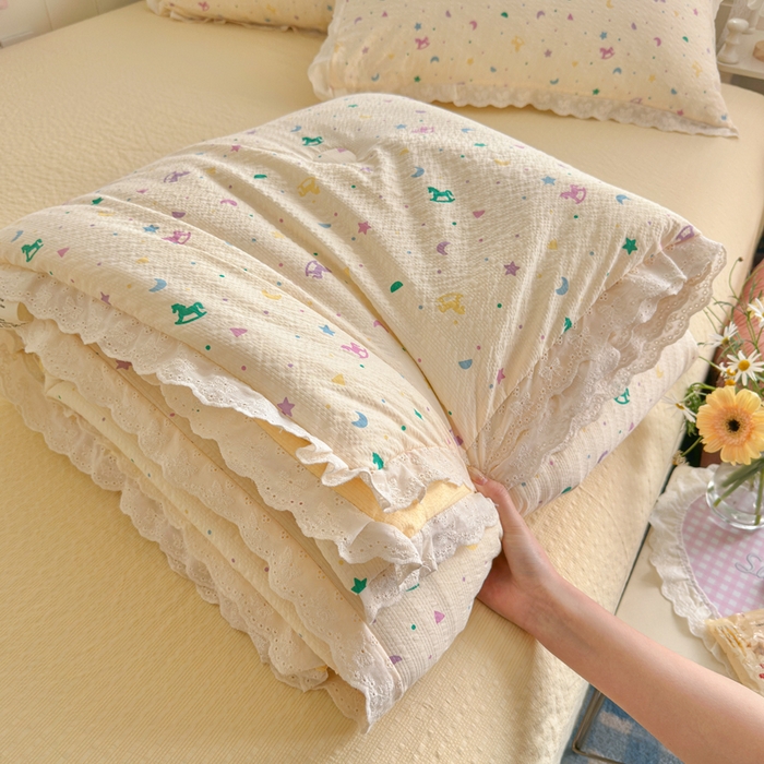 91家纺网 家纺一手货源 找家纺 几禾 2026新款泡芙纱全棉蕾丝花边夏被-花笺系列（甜系花边撞入梦境，软乎乎的质感，治愈所有疲惫） 花笺-摇摇木马
