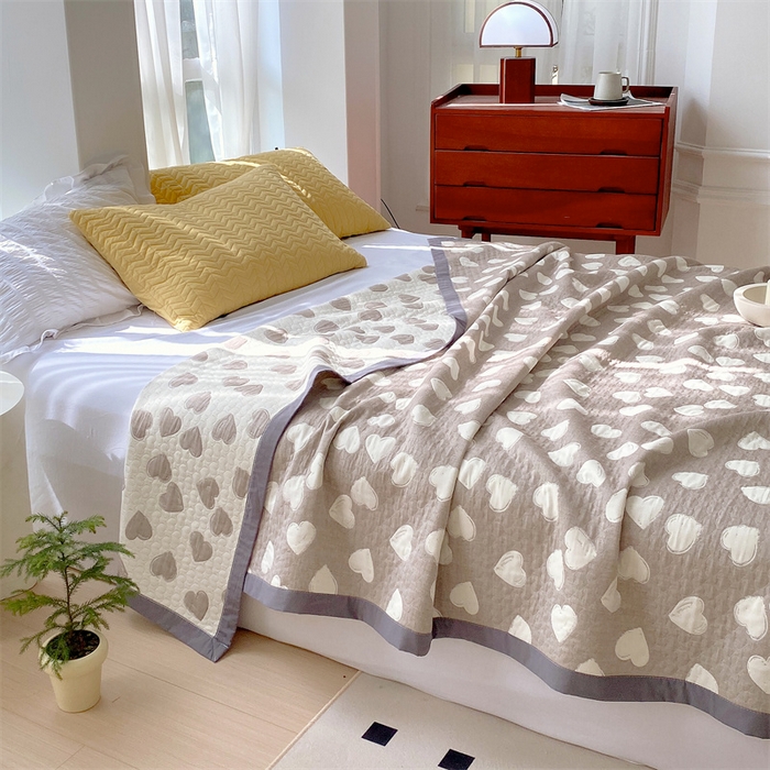 91家纺网 家纺一手货源 找家纺 云天家纺 2026新款A类全棉三层纱多功能毛巾被（盖毯床单夏被） 甜蜜爱心-咖