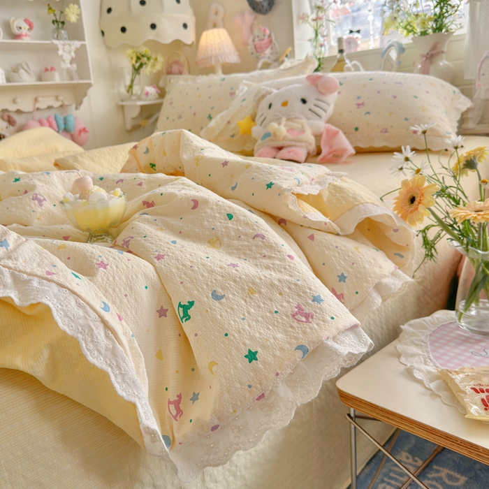 91家纺网 家纺一手货源 找家纺 几禾 2026新款泡芙纱全棉蕾丝花边夏被-花笺系列（甜系花边撞入梦境，软乎乎的质感，治愈所有疲惫） 花笺-摇摇木马