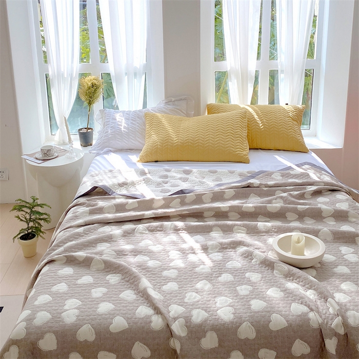 91家纺网 家纺一手货源 找家纺 云天家纺 2026新款A类全棉三层纱多功能毛巾被（盖毯床单夏被） 甜蜜爱心-咖