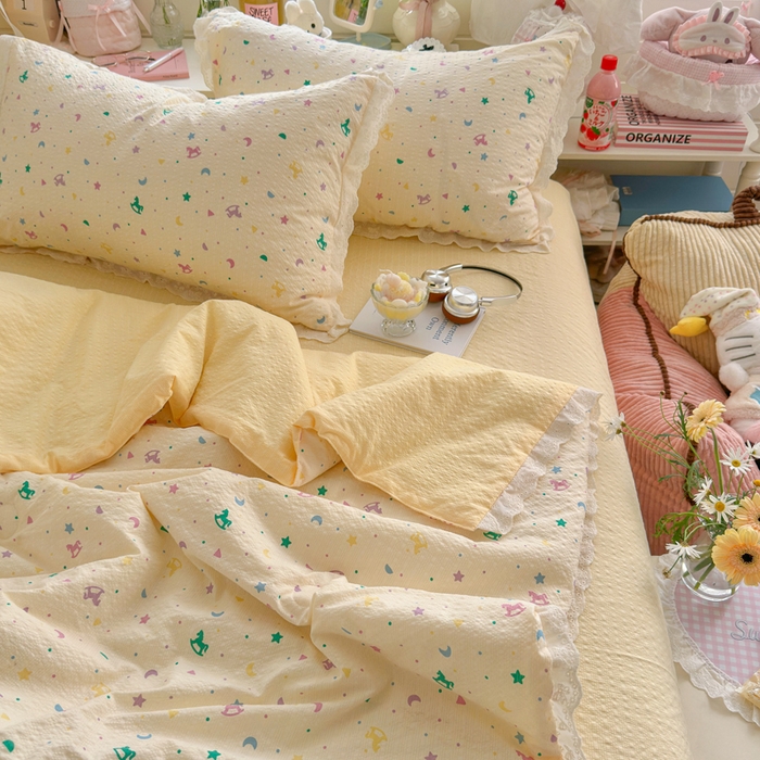 91家纺网 家纺一手货源 找家纺 几禾 2026新款泡芙纱全棉蕾丝花边夏被-花笺系列（甜系花边撞入梦境，软乎乎的质感，治愈所有疲惫） 花笺-摇摇木马