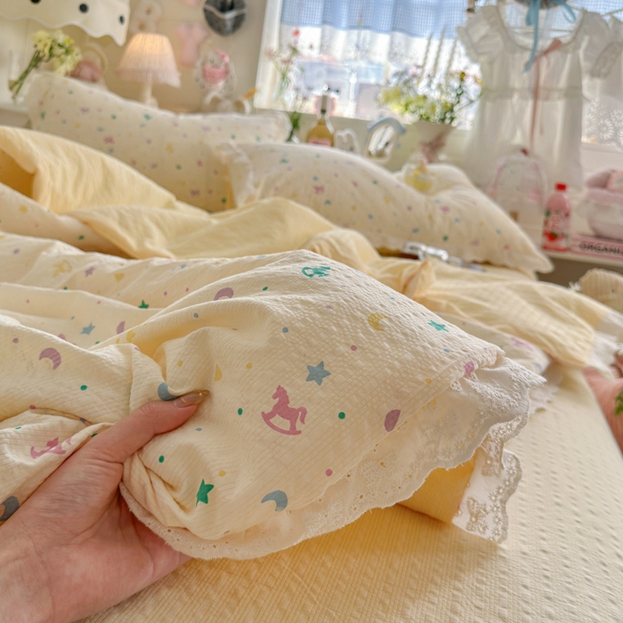 91家纺网 家纺一手货源 找家纺 几禾 2026新款泡芙纱全棉蕾丝花边夏被-花笺系列（甜系花边撞入梦境，软乎乎的质感，治愈所有疲惫） 花笺-摇摇木马