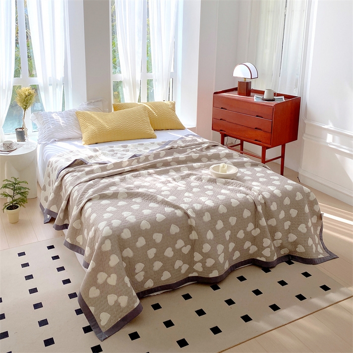 91家纺网 家纺一手货源 找家纺 云天家纺 2026新款A类全棉三层纱多功能毛巾被（盖毯床单夏被） 甜蜜爱心-咖