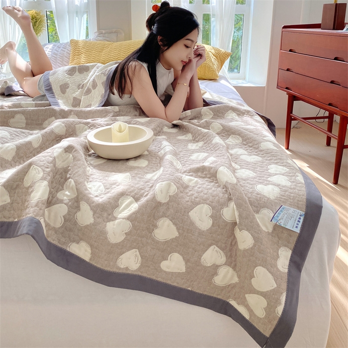 91家纺网 家纺一手货源 找家纺 云天家纺 2026新款A类全棉三层纱多功能毛巾被（盖毯床单夏被） 甜蜜爱心-咖