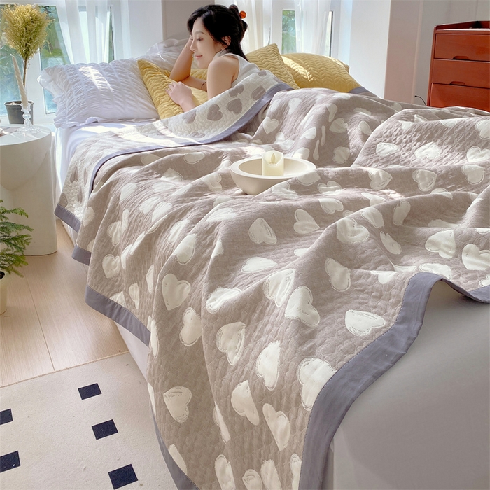 91家纺网 家纺一手货源 找家纺 云天家纺 2026新款A类全棉三层纱多功能毛巾被（盖毯床单夏被） 甜蜜爱心-咖