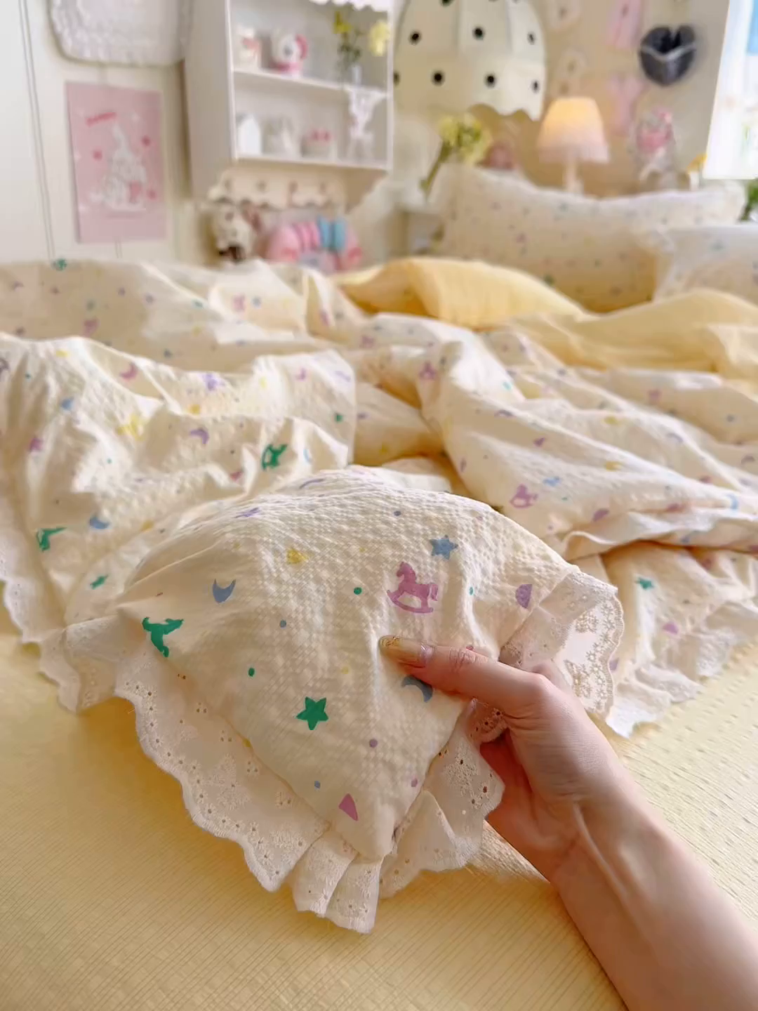 91家纺网 家纺一手货源 找家纺 几禾 2026新款泡芙纱全棉蕾丝花边夏被-花笺系列（甜系花边撞入梦境，软乎乎的质感，治愈所有疲惫） 花笺-摇摇木马