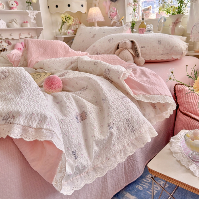 91家纺网 家纺一手货源 找家纺 几禾 2026新款泡芙纱全棉蕾丝花边夏被-花笺系列（甜系花边撞入梦境，软乎乎的质感，治愈所有疲惫） 花笺-悦悦小兔