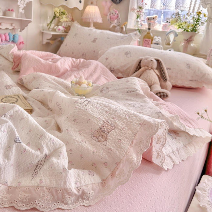 91家纺网 家纺一手货源 找家纺 几禾 2026新款泡芙纱全棉蕾丝花边夏被-花笺系列（甜系花边撞入梦境，软乎乎的质感，治愈所有疲惫） 花笺-悦悦小兔
