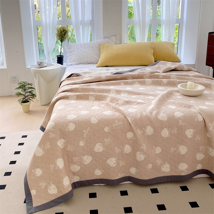 91家纺网 家纺一手货源 找家纺 云天家纺 2026新款A类全棉三层纱多功能毛巾被（盖毯床单夏被） 甜心草莓-咖