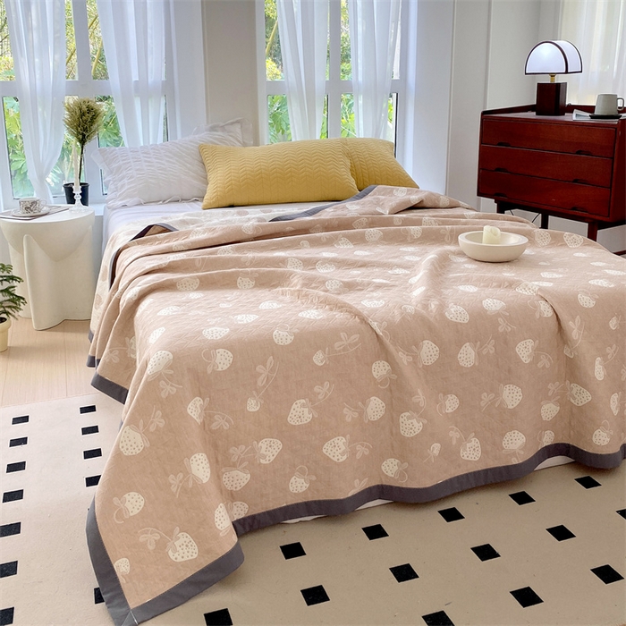 91家纺网 家纺一手货源 找家纺 云天家纺 2026新款A类全棉三层纱多功能毛巾被（盖毯床单夏被） 甜心草莓-咖