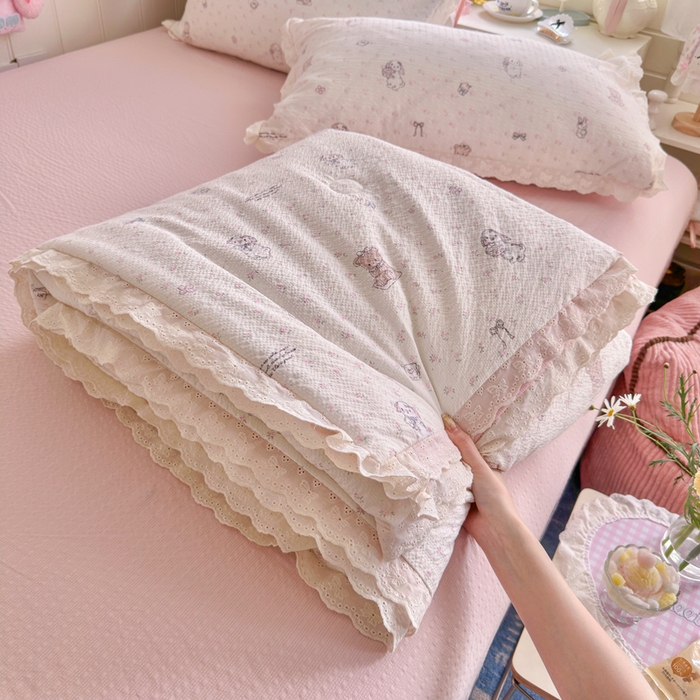 91家纺网 家纺一手货源 找家纺 几禾 2026新款泡芙纱全棉蕾丝花边夏被-花笺系列（甜系花边撞入梦境，软乎乎的质感，治愈所有疲惫） 花笺-悦悦小兔