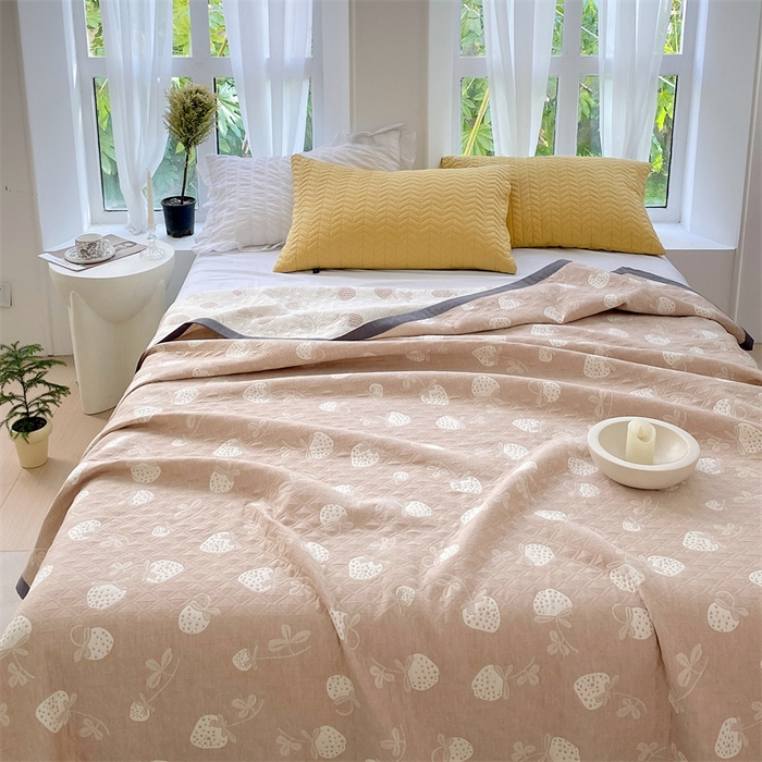 91家纺网 家纺一手货源 找家纺 云天家纺 2026新款A类全棉三层纱多功能毛巾被（盖毯床单夏被） 甜心草莓-咖