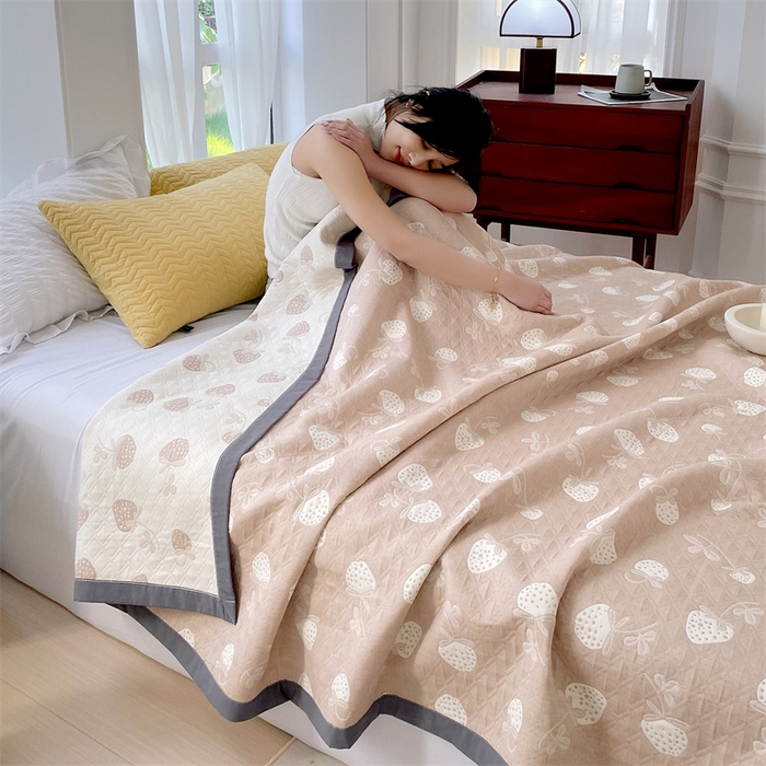 91家纺网 家纺一手货源 找家纺 云天家纺 2026新款A类全棉三层纱多功能毛巾被（盖毯床单夏被） 甜心草莓-咖