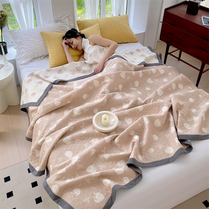 91家纺网 家纺一手货源 找家纺 云天家纺 2026新款A类全棉三层纱多功能毛巾被（盖毯床单夏被） 甜心草莓-咖