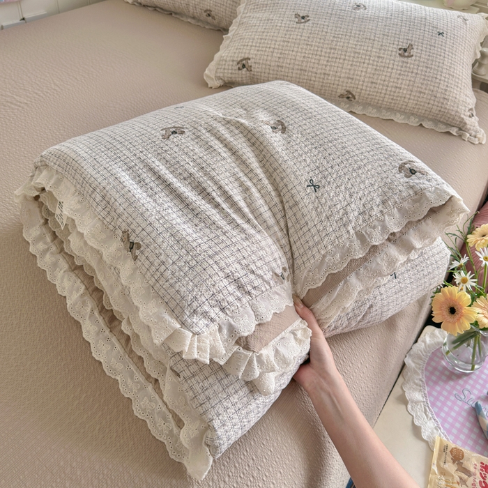 91家纺网 家纺一手货源 找家纺 几禾 2026新款泡芙纱全棉蕾丝花边夏被-花笺系列（甜系花边撞入梦境，软乎乎的质感，治愈所有疲惫） 花笺-织纹木马迹