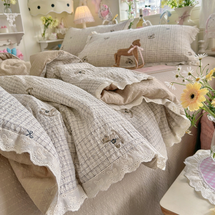 91家纺网 家纺一手货源 找家纺 几禾 2026新款泡芙纱全棉蕾丝花边夏被-花笺系列（甜系花边撞入梦境，软乎乎的质感，治愈所有疲惫） 花笺-织纹木马迹