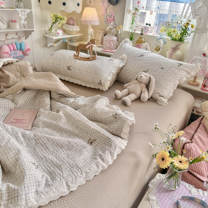 91家纺网 家纺一手货源 找家纺 几禾 2026新款泡芙纱全棉蕾丝花边夏被-花笺系列（甜系花边撞入梦境，软乎乎的质感，治愈所有疲惫） 花笺-织纹木马迹