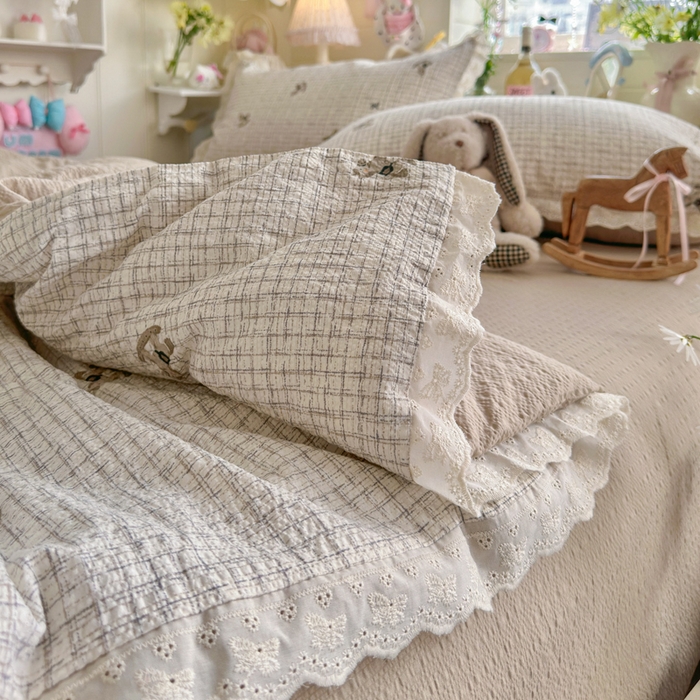 91家纺网 家纺一手货源 找家纺 几禾 2026新款泡芙纱全棉蕾丝花边夏被-花笺系列（甜系花边撞入梦境，软乎乎的质感，治愈所有疲惫） 花笺-织纹木马迹