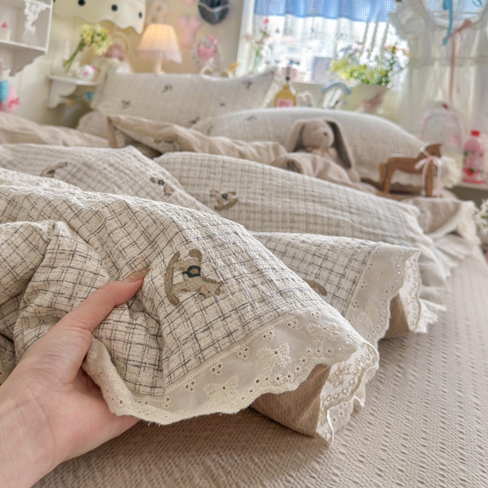 91家纺网 家纺一手货源 找家纺 几禾 2026新款泡芙纱全棉蕾丝花边夏被-花笺系列（甜系花边撞入梦境，软乎乎的质感，治愈所有疲惫） 花笺-织纹木马迹