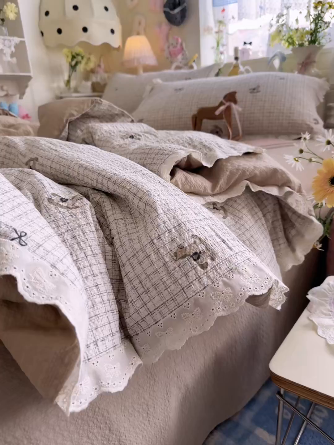 91家纺网 家纺一手货源 找家纺 几禾 2026新款泡芙纱全棉蕾丝花边夏被-花笺系列（甜系花边撞入梦境，软乎乎的质感，治愈所有疲惫） 花笺-织纹木马迹