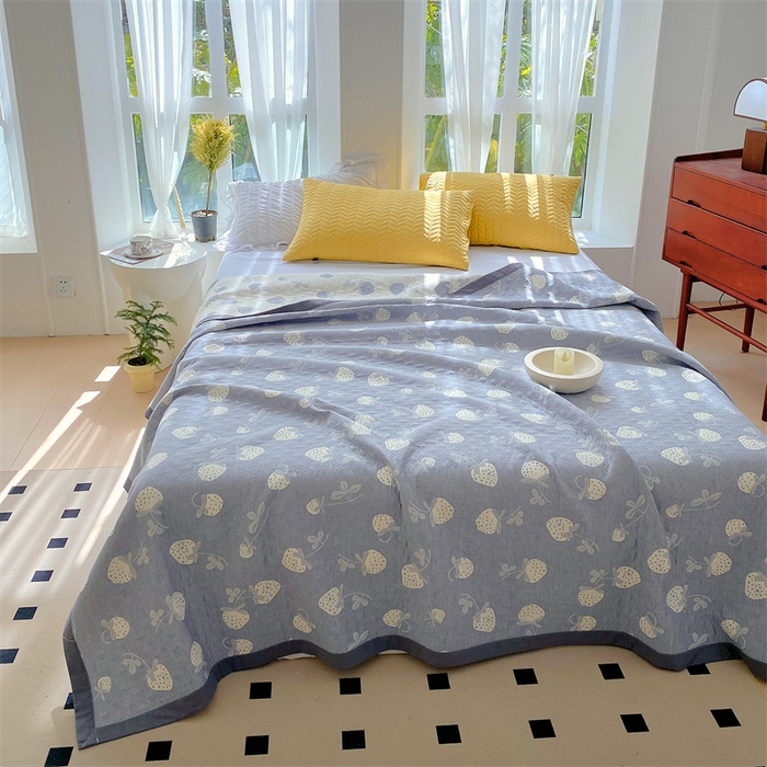 91家纺网 家纺一手货源 找家纺 云天家纺 2026新款A类全棉三层纱多功能毛巾被（盖毯床单夏被） 甜心草莓-蓝