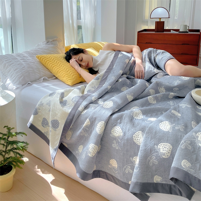 91家纺网 家纺一手货源 找家纺 云天家纺 2026新款A类全棉三层纱多功能毛巾被（盖毯床单夏被） 甜心草莓-蓝