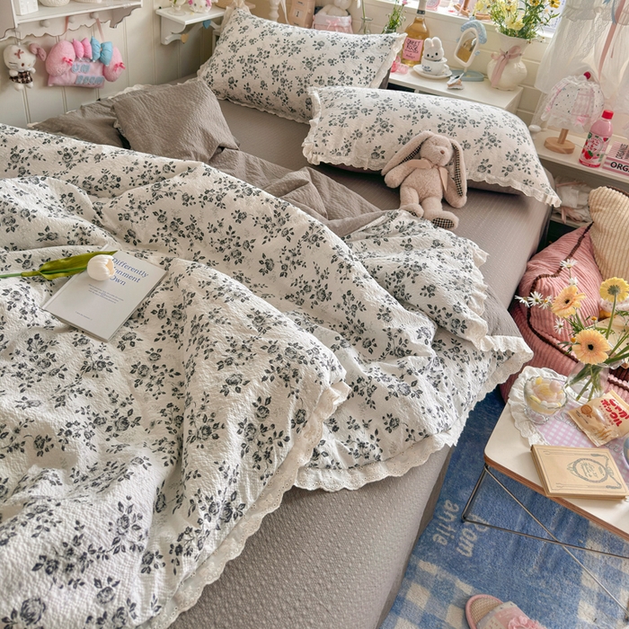 91家纺网 家纺一手货源 找家纺 几禾 2026新款泡芙纱全棉蕾丝花边夏被-花笺系列（甜系花边撞入梦境，软乎乎的质感，治愈所有疲惫） 花笺-只闻花香