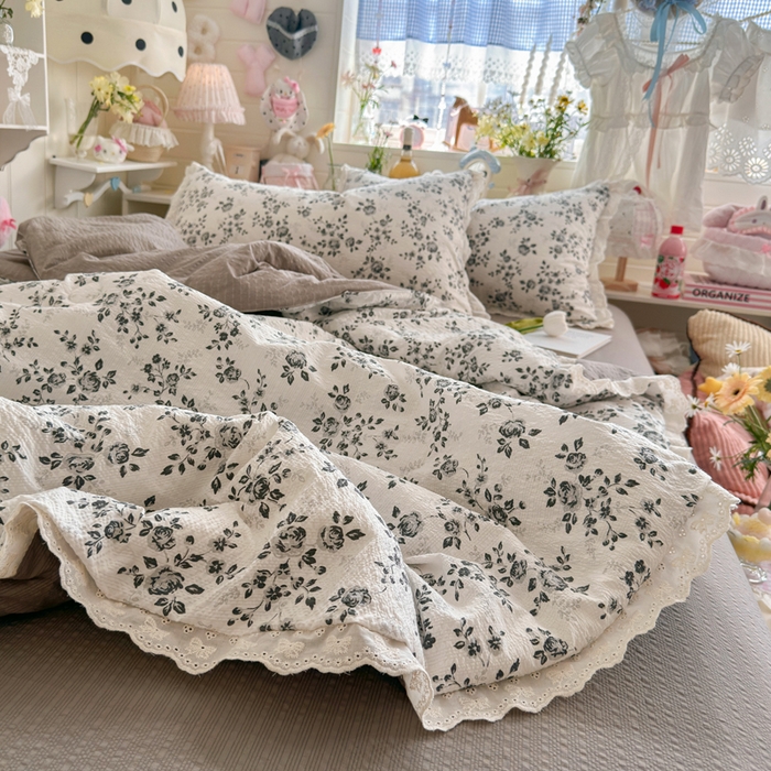 91家纺网 家纺一手货源 找家纺 几禾 2026新款泡芙纱全棉蕾丝花边夏被-花笺系列（甜系花边撞入梦境，软乎乎的质感，治愈所有疲惫） 花笺-只闻花香