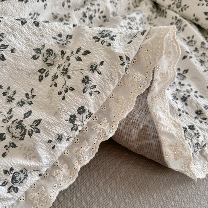 91家纺网 家纺一手货源 找家纺 几禾 2026新款泡芙纱全棉蕾丝花边夏被-花笺系列（甜系花边撞入梦境，软乎乎的质感，治愈所有疲惫） 花笺-只闻花香