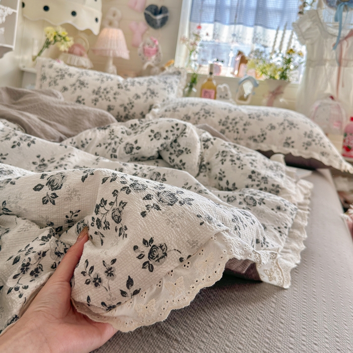 91家纺网 家纺一手货源 找家纺 几禾 2026新款泡芙纱全棉蕾丝花边夏被-花笺系列（甜系花边撞入梦境，软乎乎的质感，治愈所有疲惫） 花笺-只闻花香
