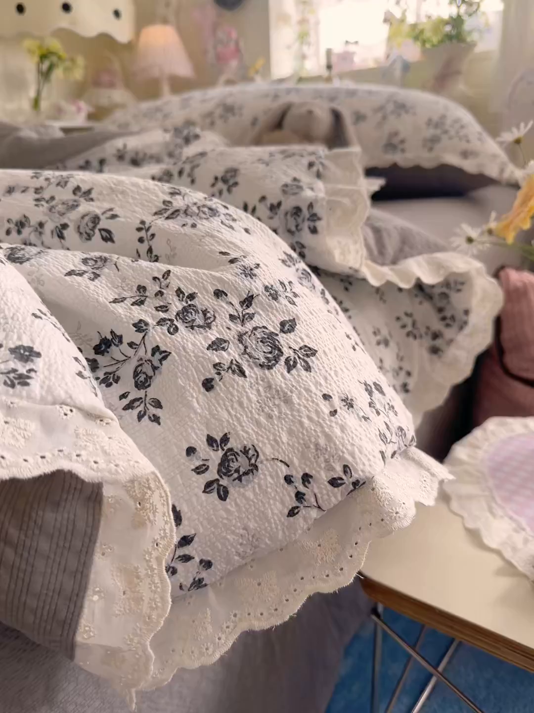 91家纺网 家纺一手货源 找家纺 几禾 2026新款泡芙纱全棉蕾丝花边夏被-花笺系列（甜系花边撞入梦境，软乎乎的质感，治愈所有疲惫） 花笺-只闻花香