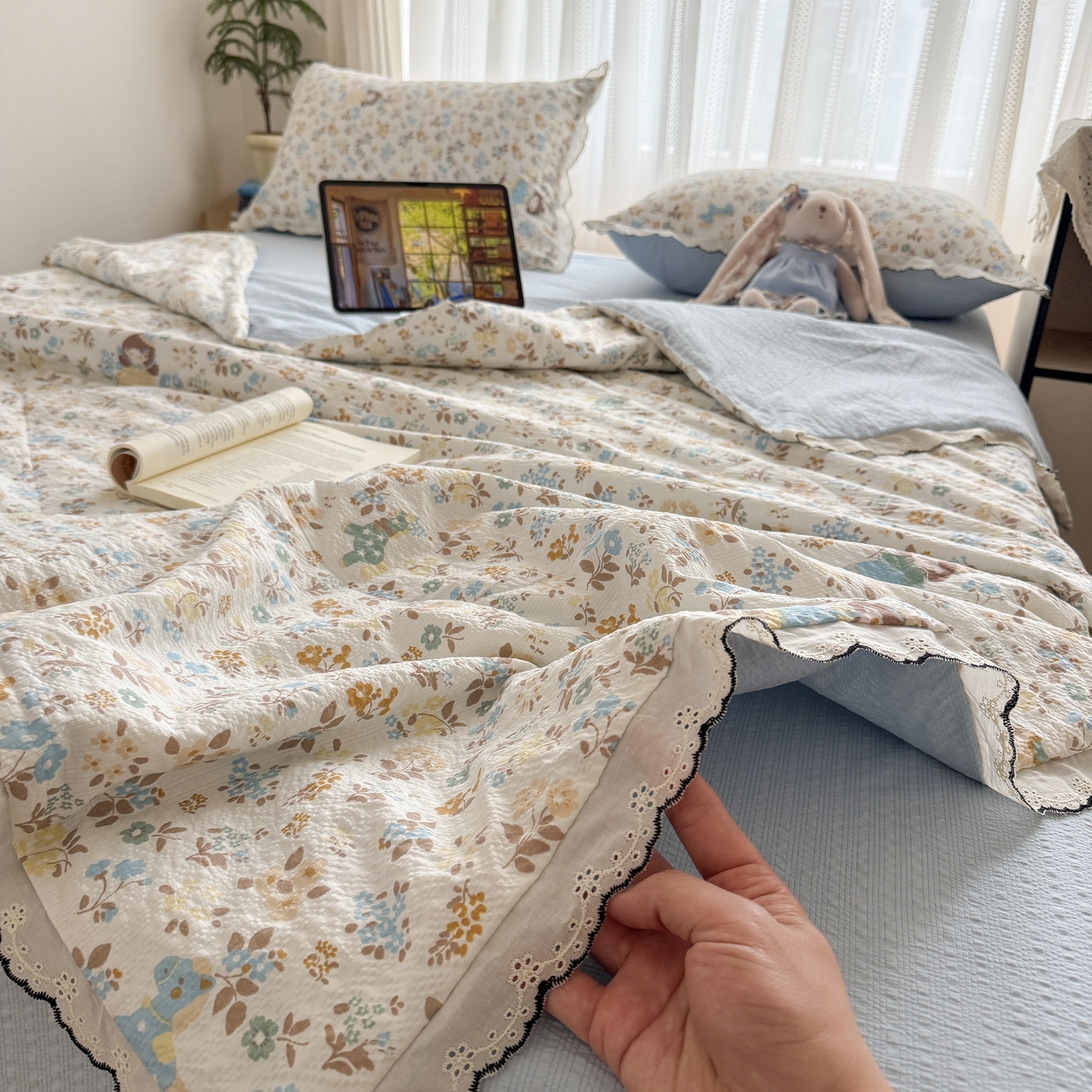 91家纺网 家纺一手货源 找家纺 欧尚 2026新款蕾丝花边夏被款四件套 花镜人偶黄