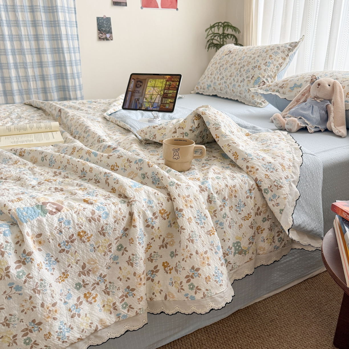 91家纺网 家纺一手货源 找家纺 欧尚 2026新款蕾丝花边夏被款四件套 花镜人偶黄