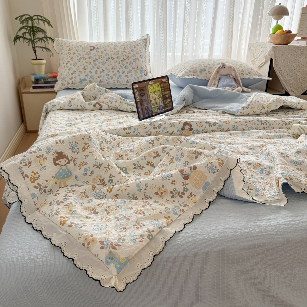 91家纺网 家纺一手货源 找家纺 欧尚 2026新款蕾丝花边夏被款四件套 花镜人偶黄