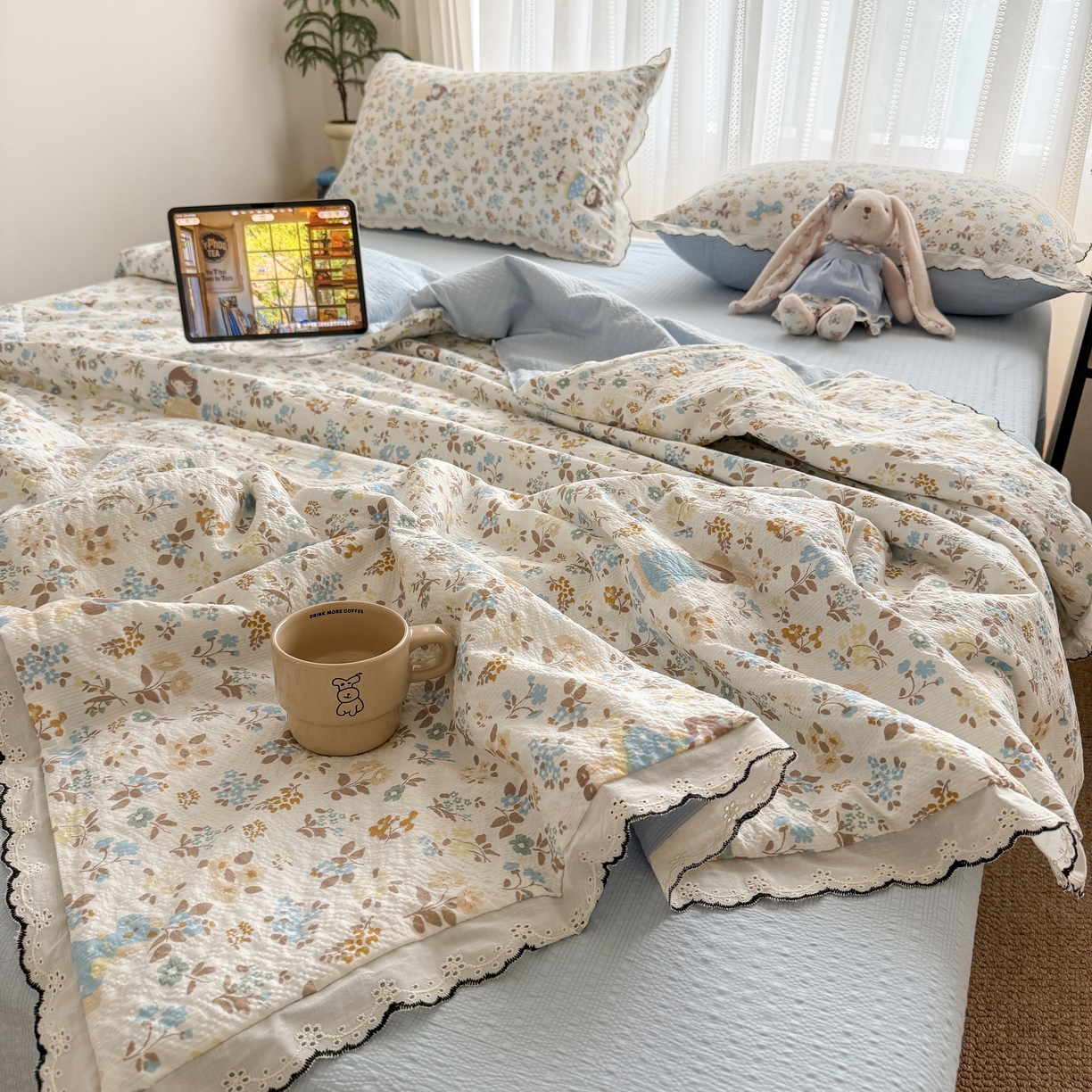 91家纺网 家纺一手货源 找家纺 欧尚 2026新款蕾丝花边夏被款四件套 花镜人偶黄