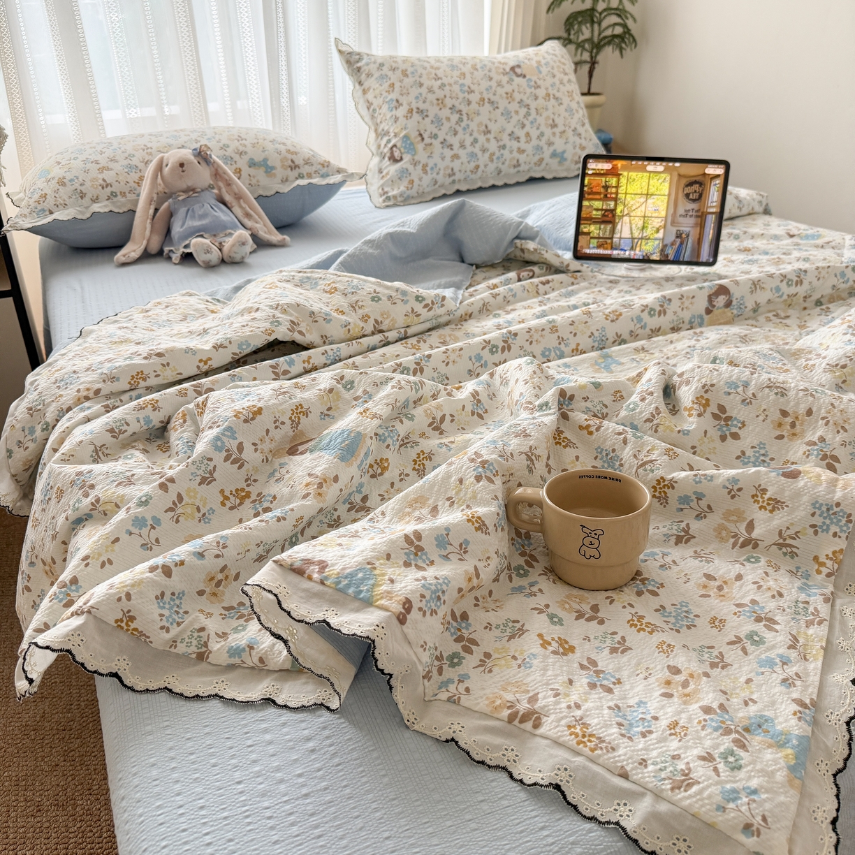 91家纺网 家纺一手货源 找家纺 欧尚 2026新款蕾丝花边夏被款四件套 花镜人偶黄