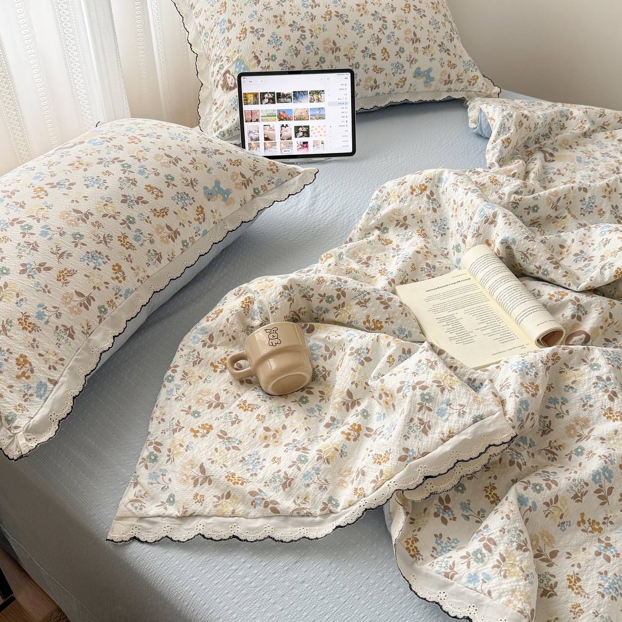 91家纺网 家纺一手货源 找家纺 欧尚 2026新款蕾丝花边夏被款四件套 花镜人偶黄