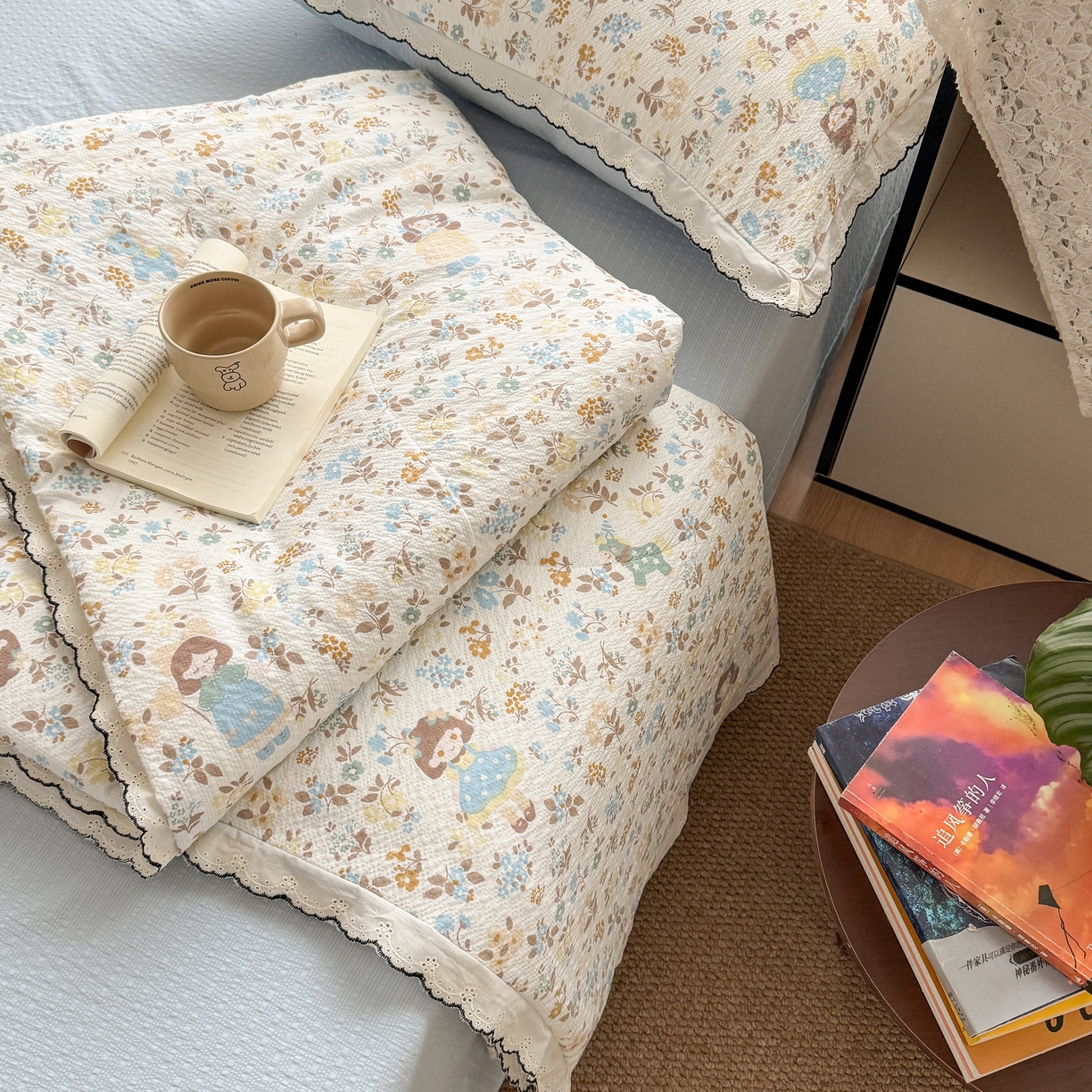 91家纺网 家纺一手货源 找家纺 欧尚 2026新款蕾丝花边夏被款四件套 花镜人偶黄