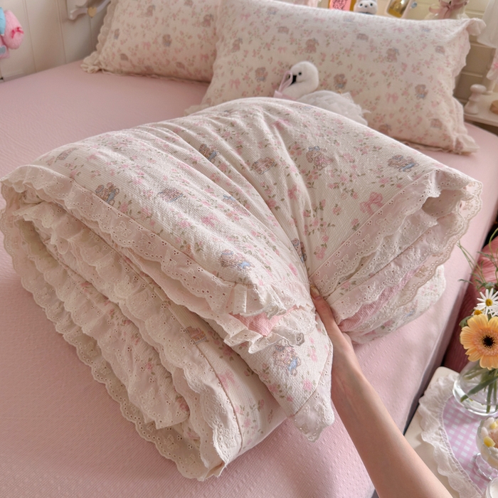 91家纺网 家纺一手货源 找家纺 几禾 2026新款泡芙纱全棉蕾丝花边夏被-花笺系列（甜系花边撞入梦境，软乎乎的质感，治愈所有疲惫） 花笺-庄园小兔