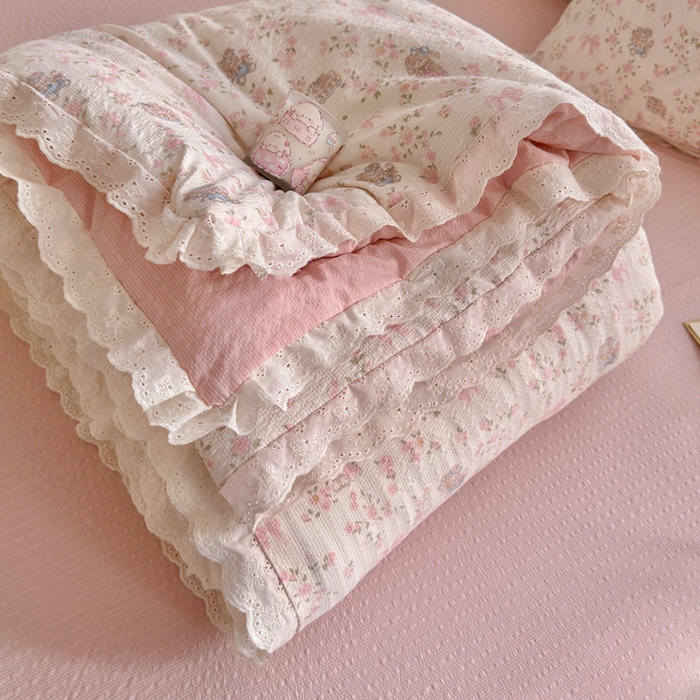91家纺网 家纺一手货源 找家纺 几禾 2026新款泡芙纱全棉蕾丝花边夏被-花笺系列（甜系花边撞入梦境，软乎乎的质感，治愈所有疲惫） 花笺-庄园小兔