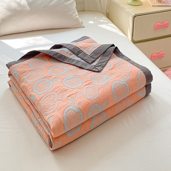 91家纺网 家纺一手货源 找家纺 云天家纺 2026新款A类全棉三层纱多功能毛巾被（盖毯床单夏被） 幸运苹果-桔