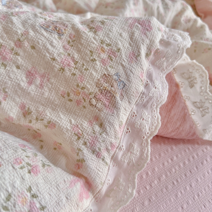 91家纺网 家纺一手货源 找家纺 几禾 2026新款泡芙纱全棉蕾丝花边夏被-花笺系列（甜系花边撞入梦境，软乎乎的质感，治愈所有疲惫） 花笺-庄园小兔