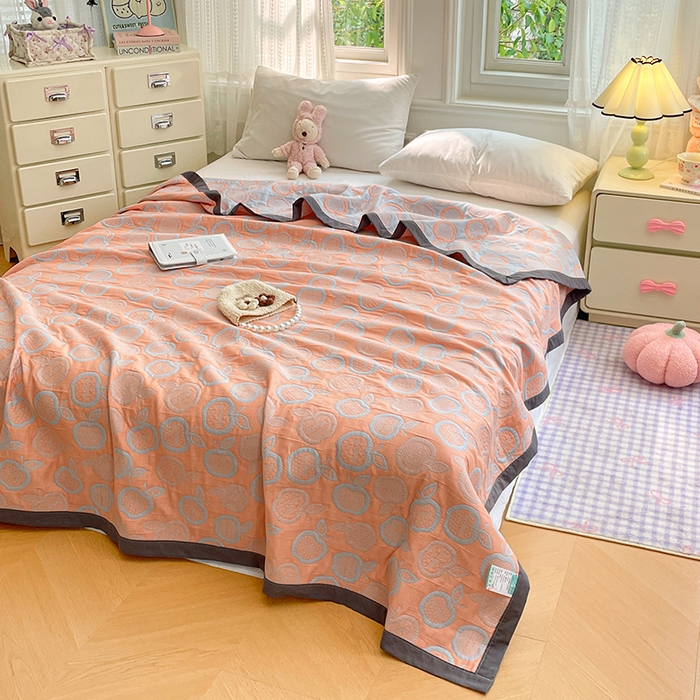 91家纺网 家纺一手货源 找家纺 云天家纺 2026新款A类全棉三层纱多功能毛巾被（盖毯床单夏被） 幸运苹果-桔